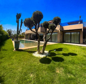 Villa in Marrakech - 5 Suites, Heated Pool, Jacuzzi, Volleyball & Padle Court, Complimentary Breakfast & Transportation